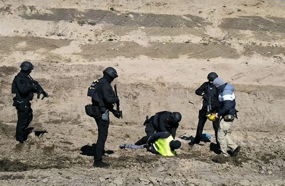 Policjanci zatrzymują mężczyznę.