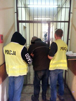 policjanci z zatrzymanym