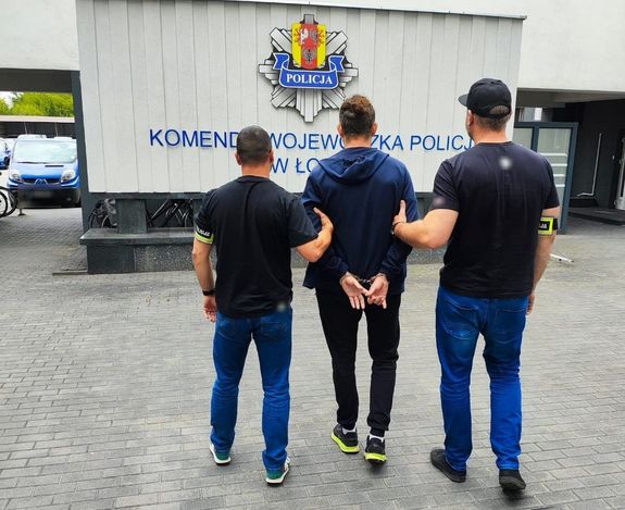 Policjanci po cywilnemu z zatrzymanym mężczyzną.