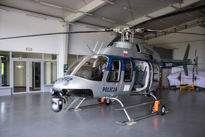 policyjny śmigłowiec Bell w hangarze.