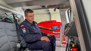 na zdjęciu pilot w kabinie policyjnego śmigłowca.