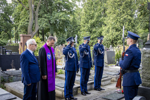 Policjanci i zaproszeni goście w trakcie uroczystości na cmentarzu.