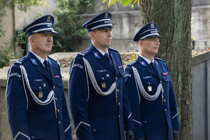 Policjanci w trakcie uroczystości na cmentarzu.