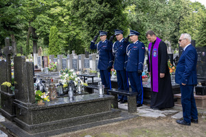Policjanci w trakcie uroczystości na cmentarzu.