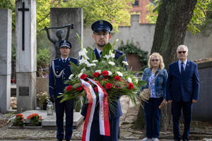 Policjanci w trakcie uroczystości na cmentarzu.