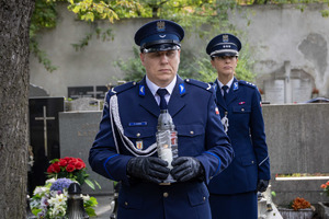 Policjanci w trakcie uroczystości na cmentarzu.