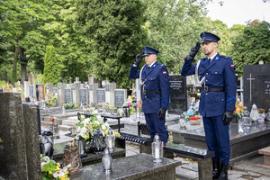 Policjanci w trakcie uroczystości na cmentarzu.