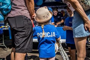 dziewczynka w koszulce z napisem policja.