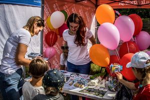 stoisko szpitala Pirogowa podczas pikniku towarzyszącego.