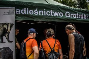 stoisko Nadleśnictwa Grotniki podczas pikniku towarzyszącego.