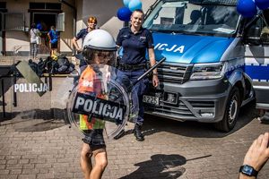 stoisko Oddziału Prewencji w Wydziału Konwojowego podczas pikniku towarzyszącego.