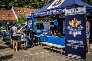 stoisko Wydziału Prewencji i Doboru podczas pikniku towarzyszącego.