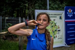 uczestnik biegu z medalem.