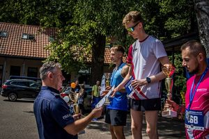 zwycięzcy na podium.