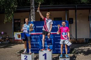 zwycięzcy na podium.