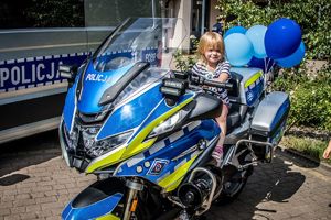 dziewczynka na policyjnym motocyklu.