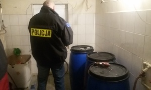 policjant zabezpiecza nielegalny alkohol