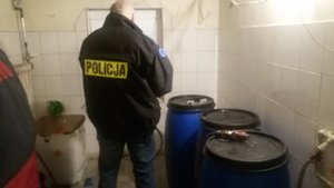 policjant zabezpiecza nielegalny alkohol