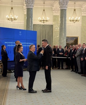 Jarosław Olbrychowski podczas ceremonii wręczania medalu.