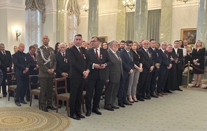 Jarosław Olbrychowski podczas ceremonii wręczania medalu.