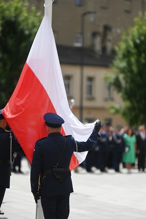 Policjant przy fladze.