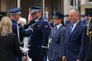 Komendant Wojewódzki policji w Łodzi otrzymuje odznaczenia.
