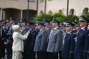 Policjanci otrzymują odznaczenia.