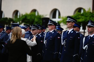 Policjanci otrzymują odznaczenia.