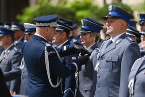 Komendant odznacza policjantów.