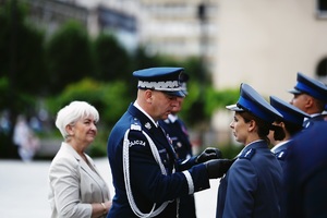Komendant i wojewoda w trakcie uroczystości.