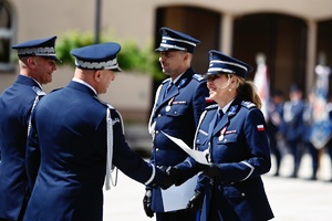 Zastępcy Komendanta Wojewódzkiego Policji w Łodzi odbierają akty mianowania.