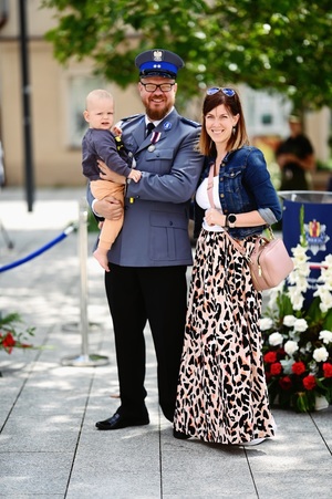 Umundurowany policjant z rodziną.
