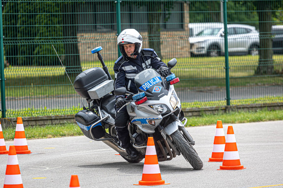 Policjant Ruchu Drogowego ma motocyklu.