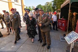Przedstawiciele samorządów i policji na pikniku.