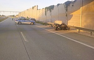 Droga, motocykl rozbity,