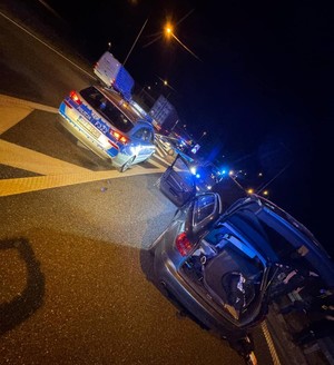 Autostrada, radiowóz i zatrzymany samochód.