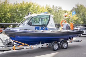 Łódź motorowa policyjna.