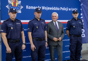 Komendanci i oficjele podczas przekazania sprzętu.