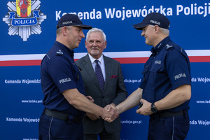 Symboliczne przekazanie kluczy komendantowi.