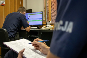 Policjant w trakcie zmagań konkursowych.