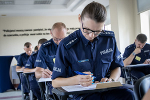 Policjant w trakcie zmagań konkursowych.