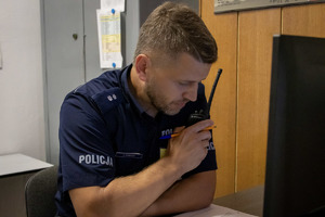 Policjant w trakcie zmagań konkursowych.
