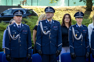 Policjanci w mundurach podczas uroczystości.