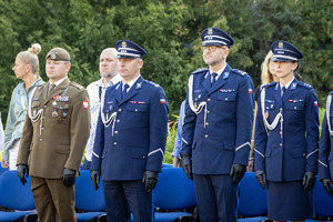 Policjanci i żołnierze podczas uroczystości.