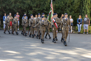 Uczniowie podczas uroczystej defilady.
