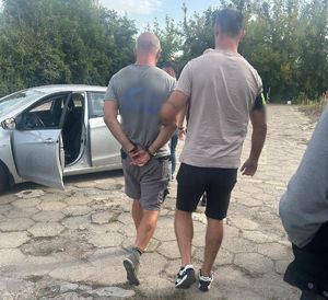 Policjanci z zatrzymanym mężczyzną.