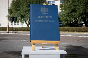 Konstytucja Rzeczypospolitej Polskiej stoi na stojaku.