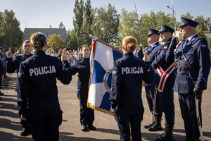 Nowo przyjęci policjanci składają ślubowanie na sztandar.
