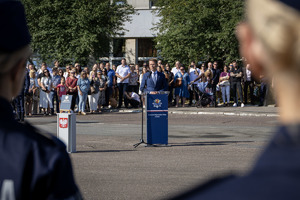 Wiceprezydent Miasta Łodzi przemawia przy mikrofonie.
