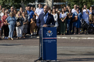 Sekretarz Województwa Łódzkiego Robert Kolczyński przemawia przy mikrofonie.
